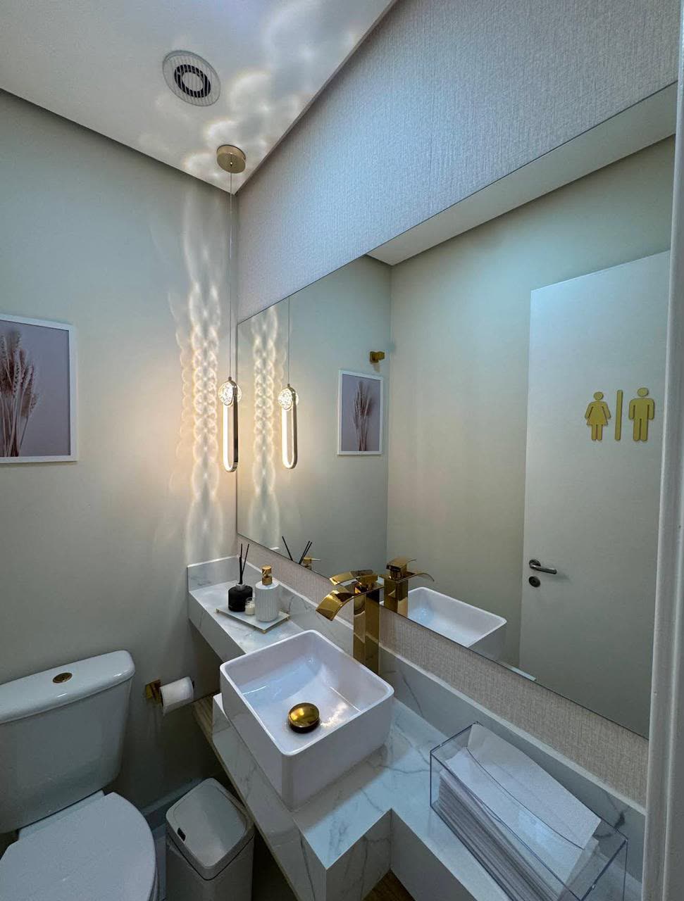 Lavabo com cuba em pedra e metais dourados