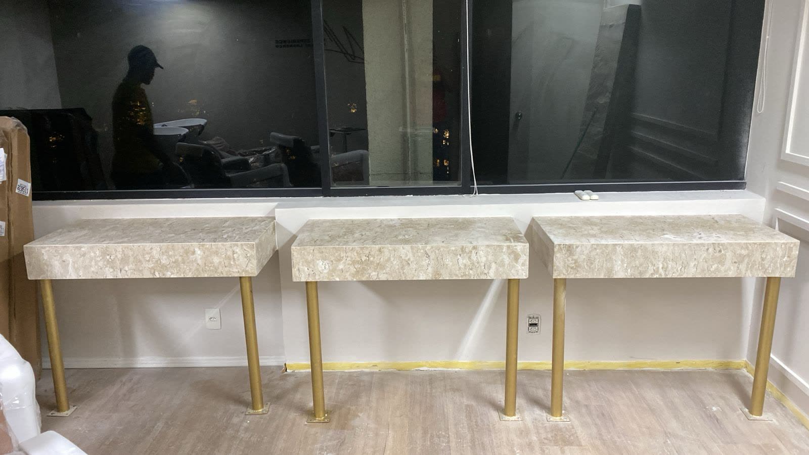 Mesa de mármore travertino em ambiente externo