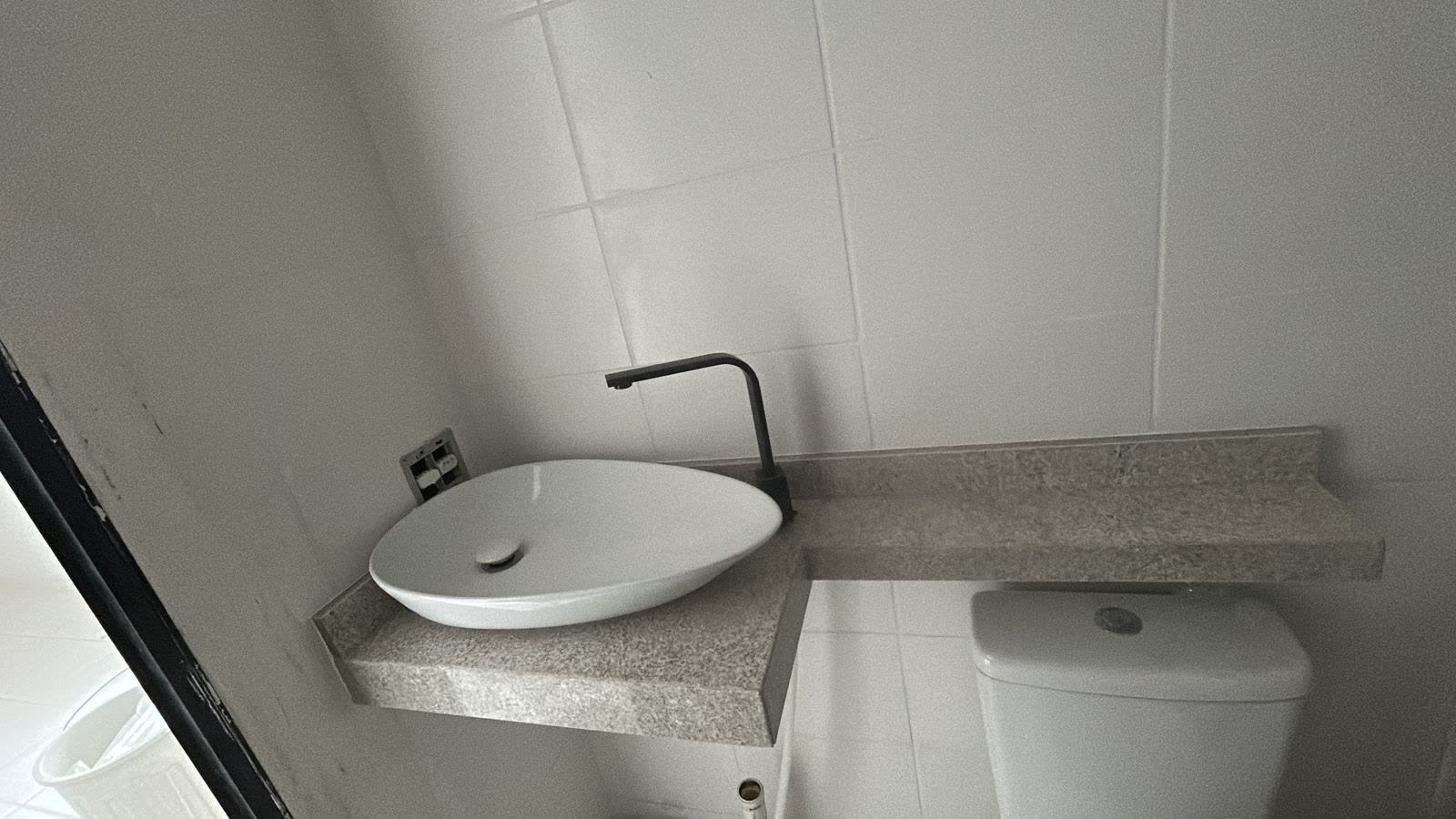 Pia quadrada em mármore ônix